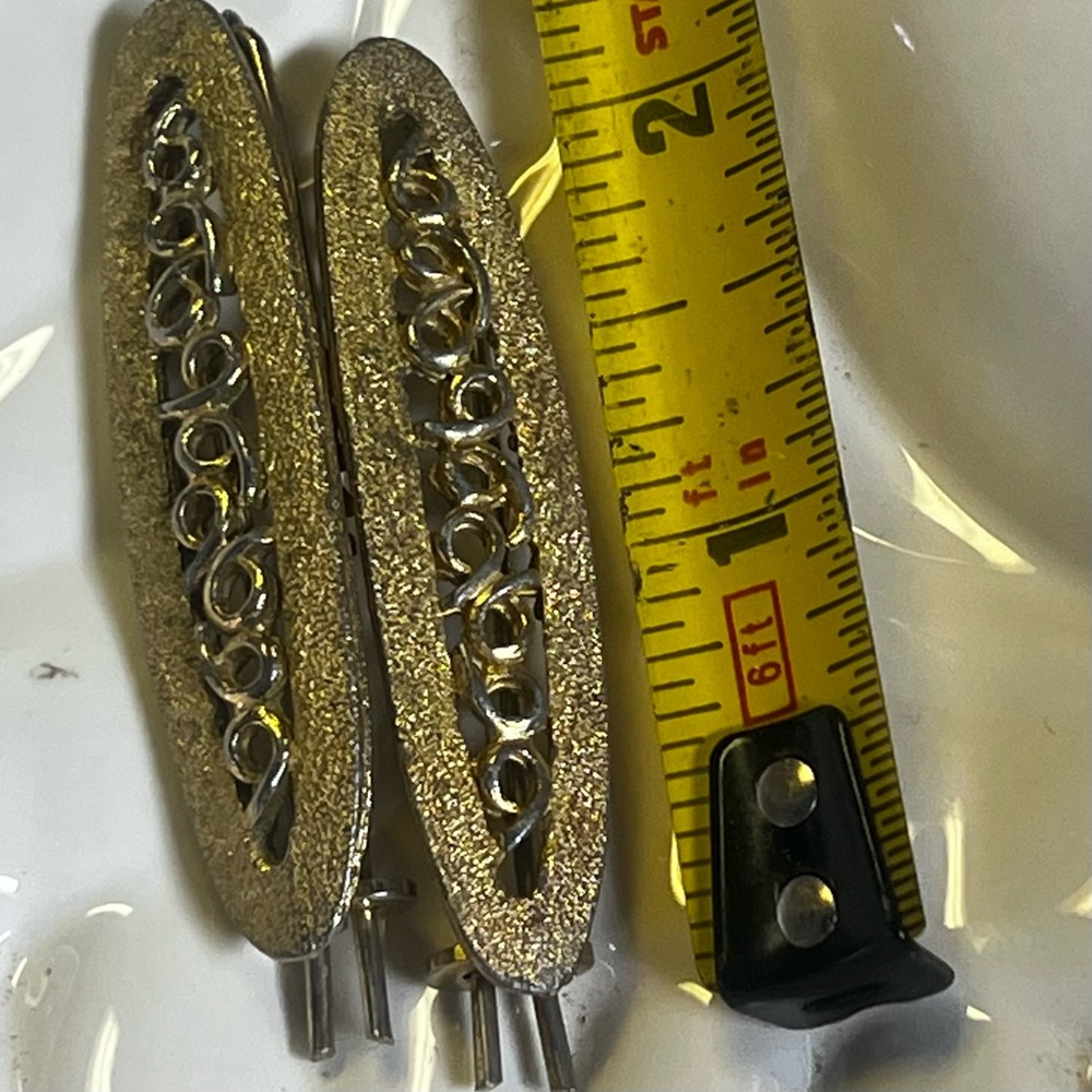 Pair of Vintage Golden Hair Clips with Intricate Design - Picture 10 of 13
